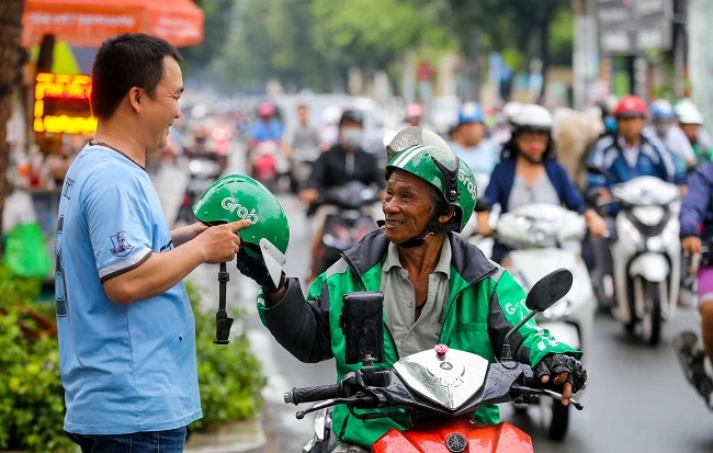 A motor taxi driver pick up customer