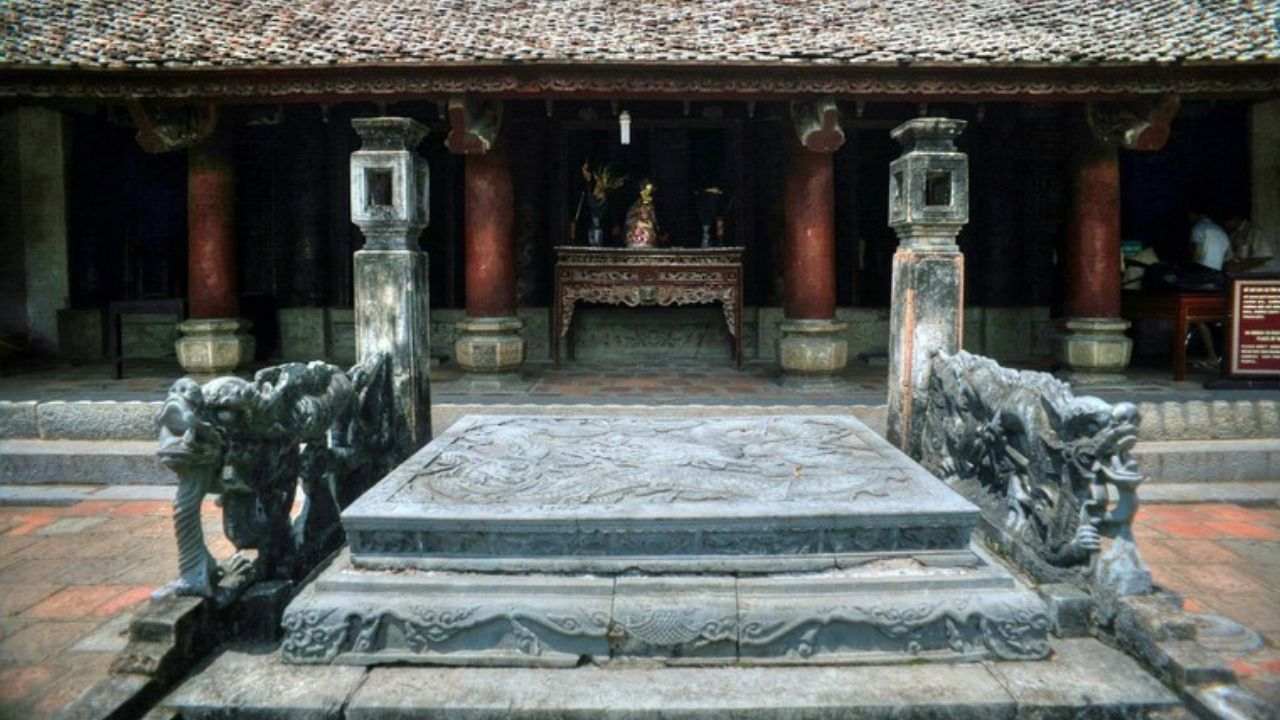 Dragon bed in front of Dinh Temple