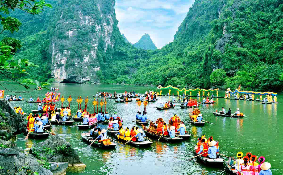 perform traditional stage during Trang An festival