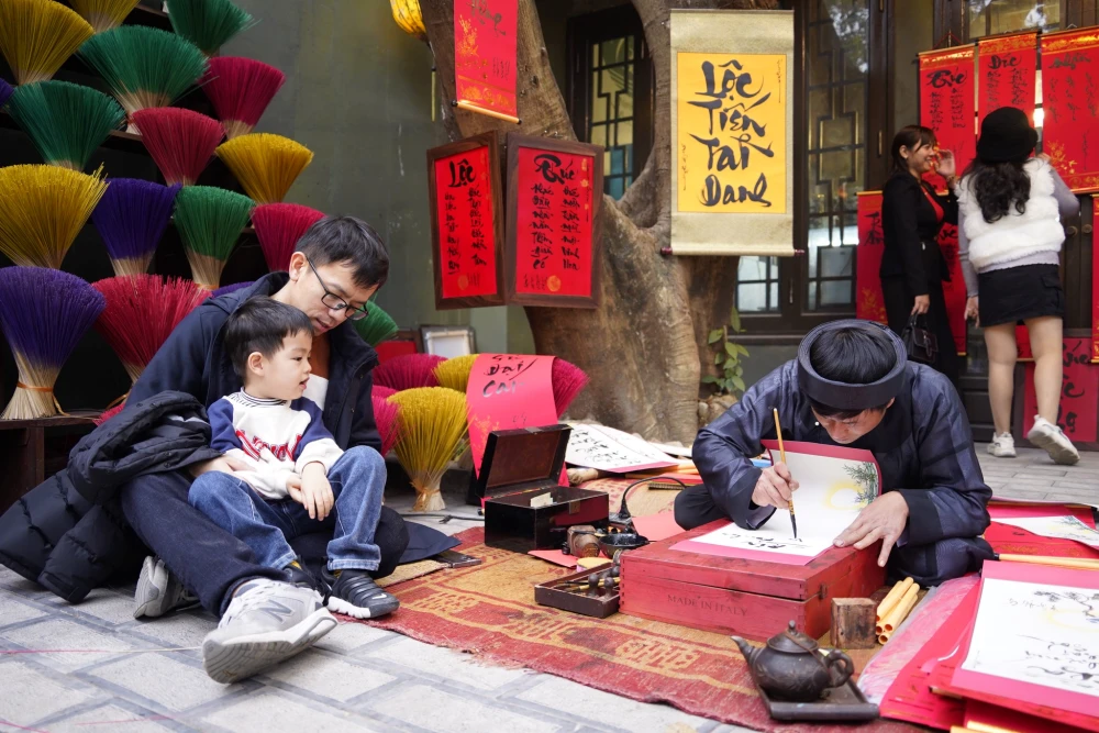 Local Teacher drawing Calligraphy during Tet at Ninh Binh Walking Street