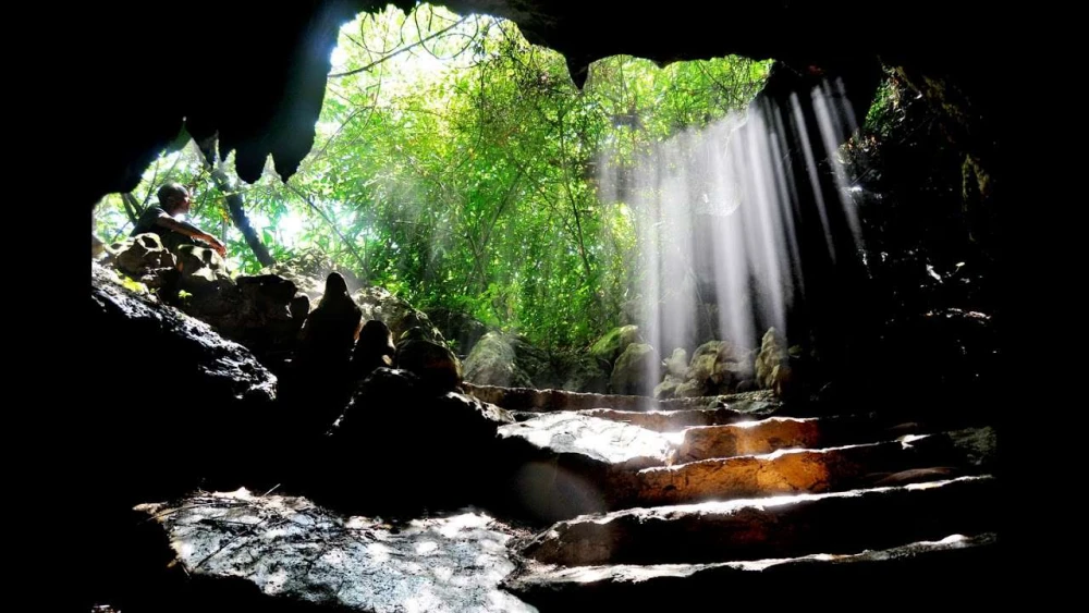 sun light shine through the ceiling of Thien Ha Cave