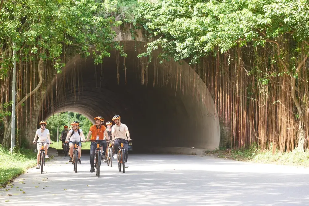 Travelers biking from Tam Coc to Bich Dong Pagoda
