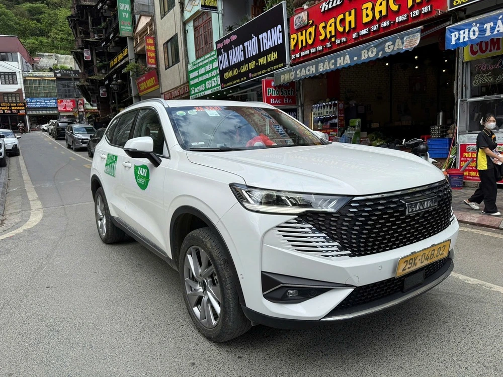 Private car parked in Sapa for transfer to Ninh Binh
