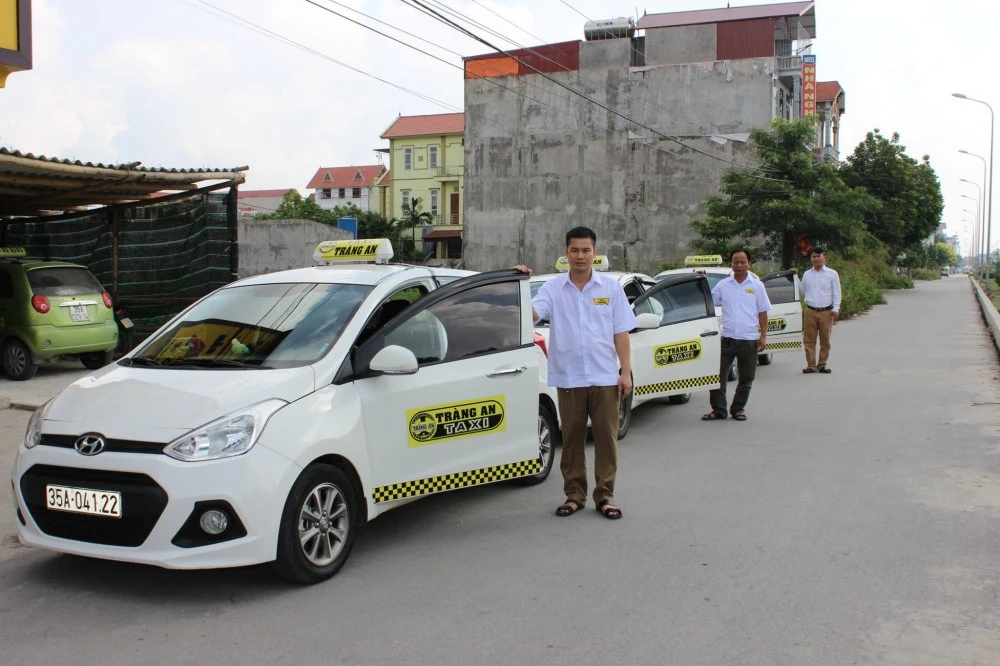 taxis line up on the street