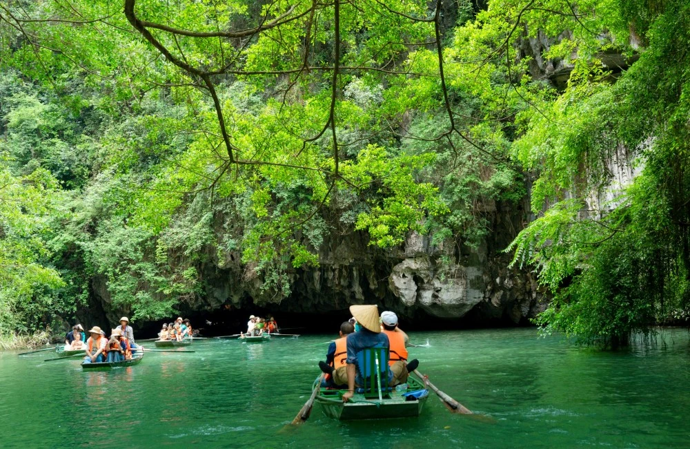 boats sailing tour in Ninh Binh