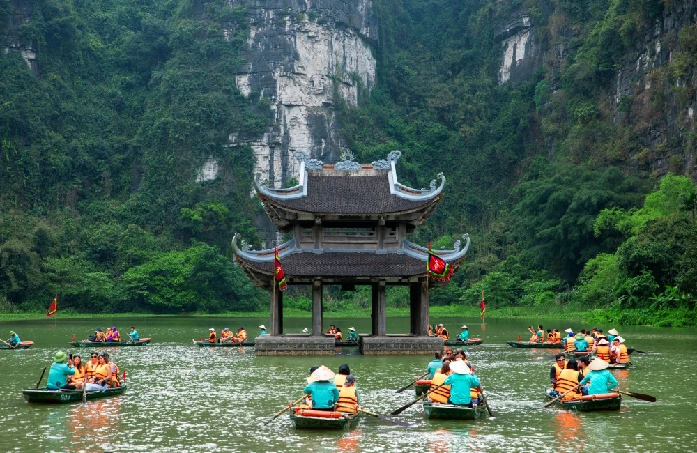 Tourist enjoying Ninh Binh boat tour