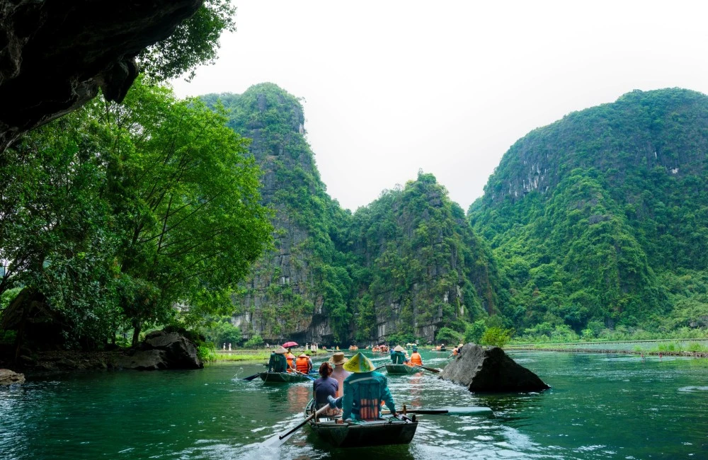 Sailing boat in Trang An GRottoes