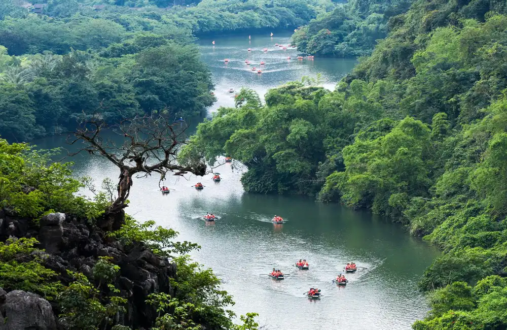 Travelers sailing in Trang An