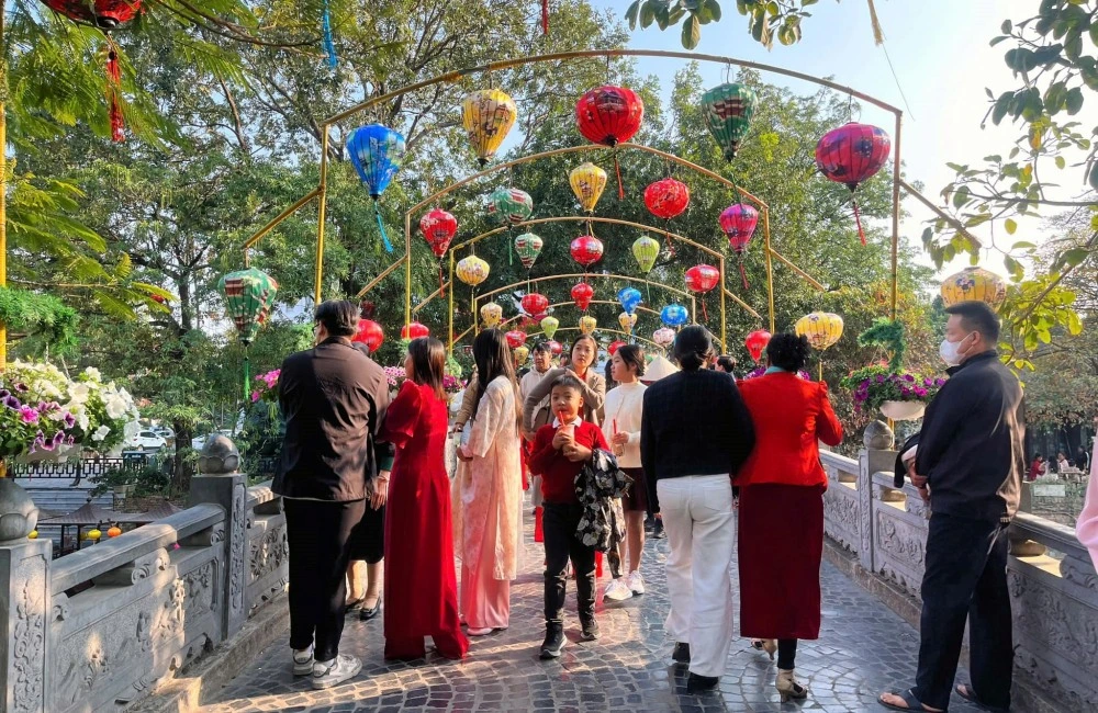 Local Ninh Binh going out in New year